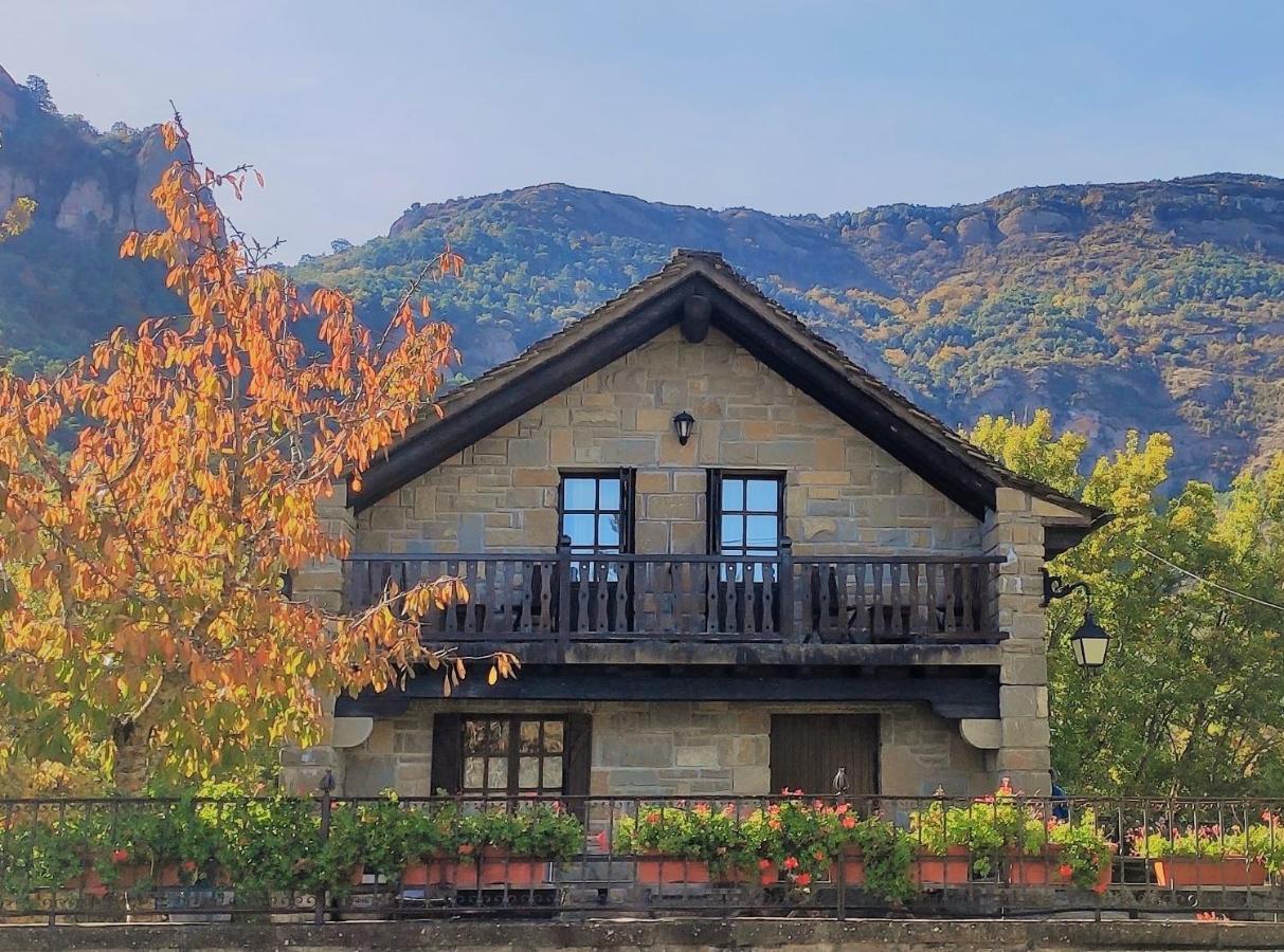 Hotel Rural El Mirador De Los Pirineos ซานตาครูซ เด ลาเซรอส ภายนอก รูปภาพ