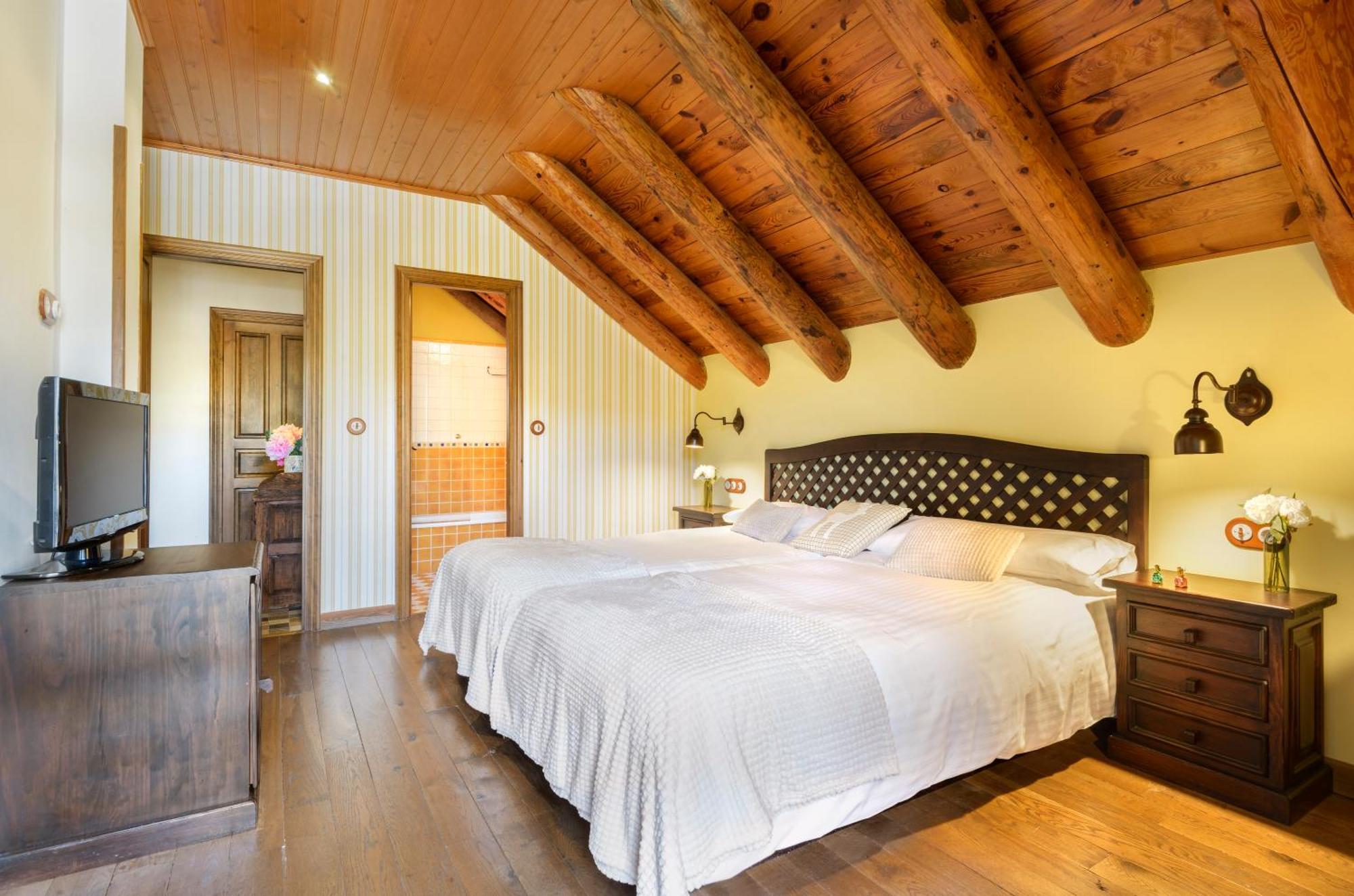 Hotel Rural El Mirador De Los Pirineos ซานตาครูซ เด ลาเซรอส ภายนอก รูปภาพ